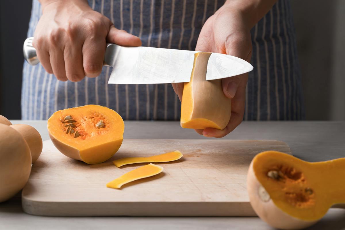 Courge butternut coupée en deux laissant apparaître sa chair orangée
