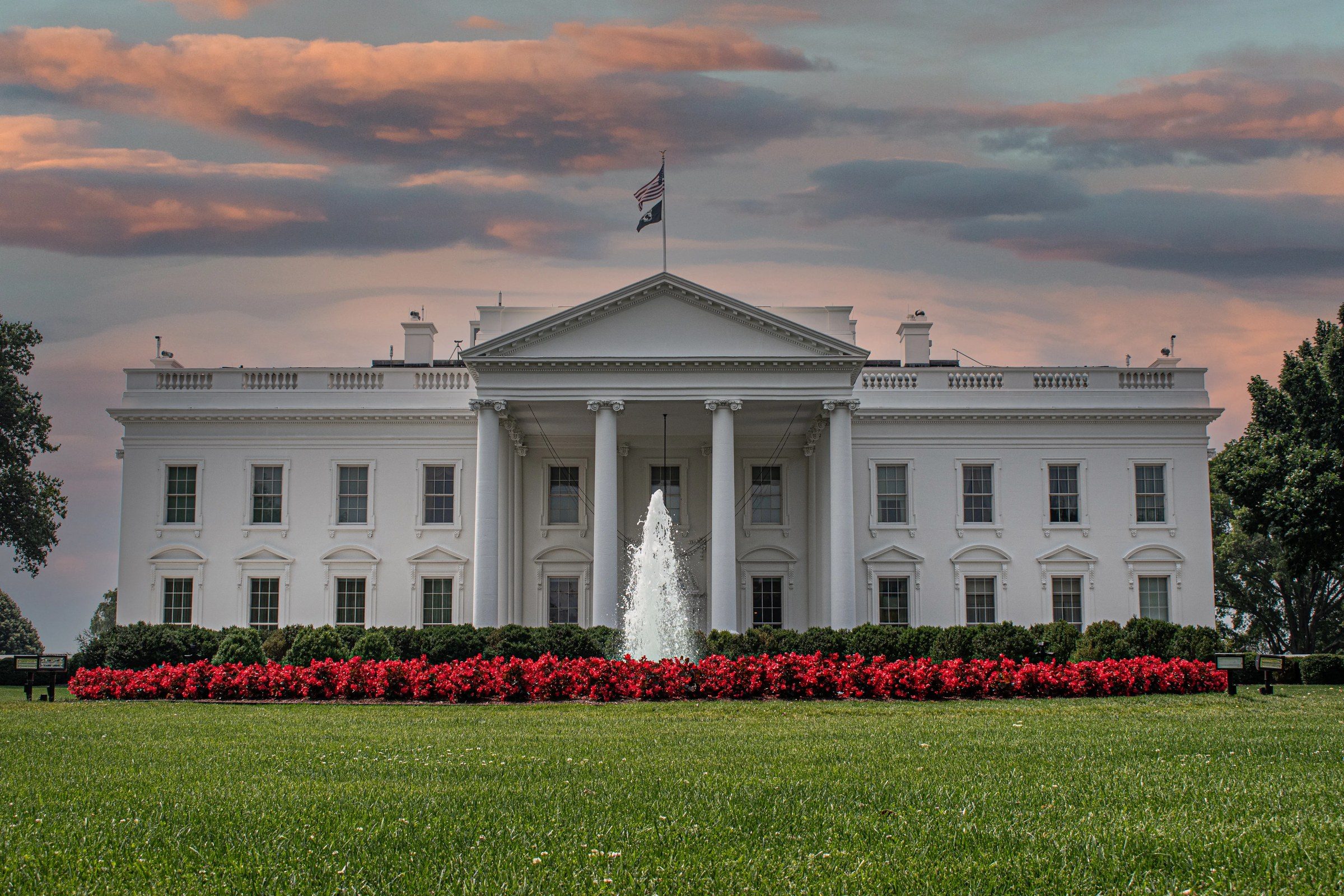 Façade blanche et colonnade néoclassique de la Maison-Blanche à Washington