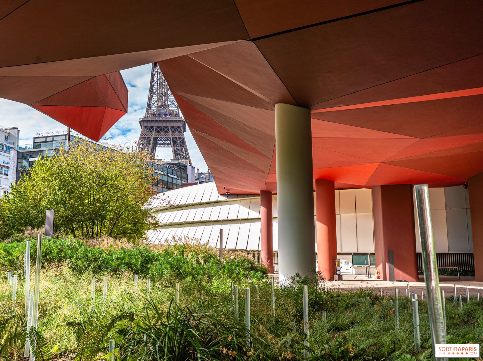 Façade du musée du quai Branly-Jacques Chirac à Paris avec son mur végétal