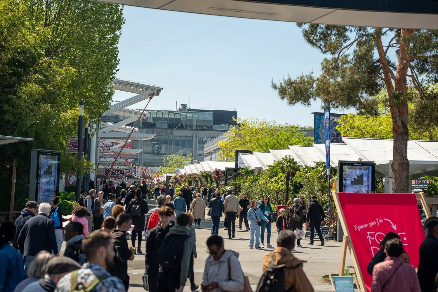 Allées et stands de la Foire de Paris à Paris Expo Porte de Versailles