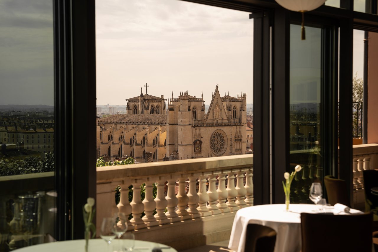 Terrasse du restaurant Les Terrasses de Lyon à la Villa Florentine avec vue panoramique sur la ville
