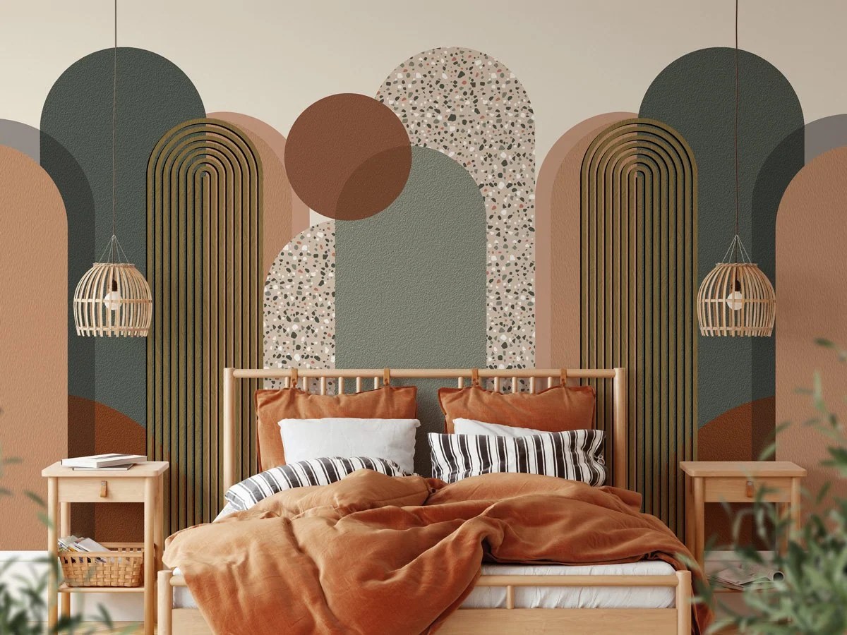 Mur recouvert d'un papier peint art déco à motifs géométriques dorés sur fond noir