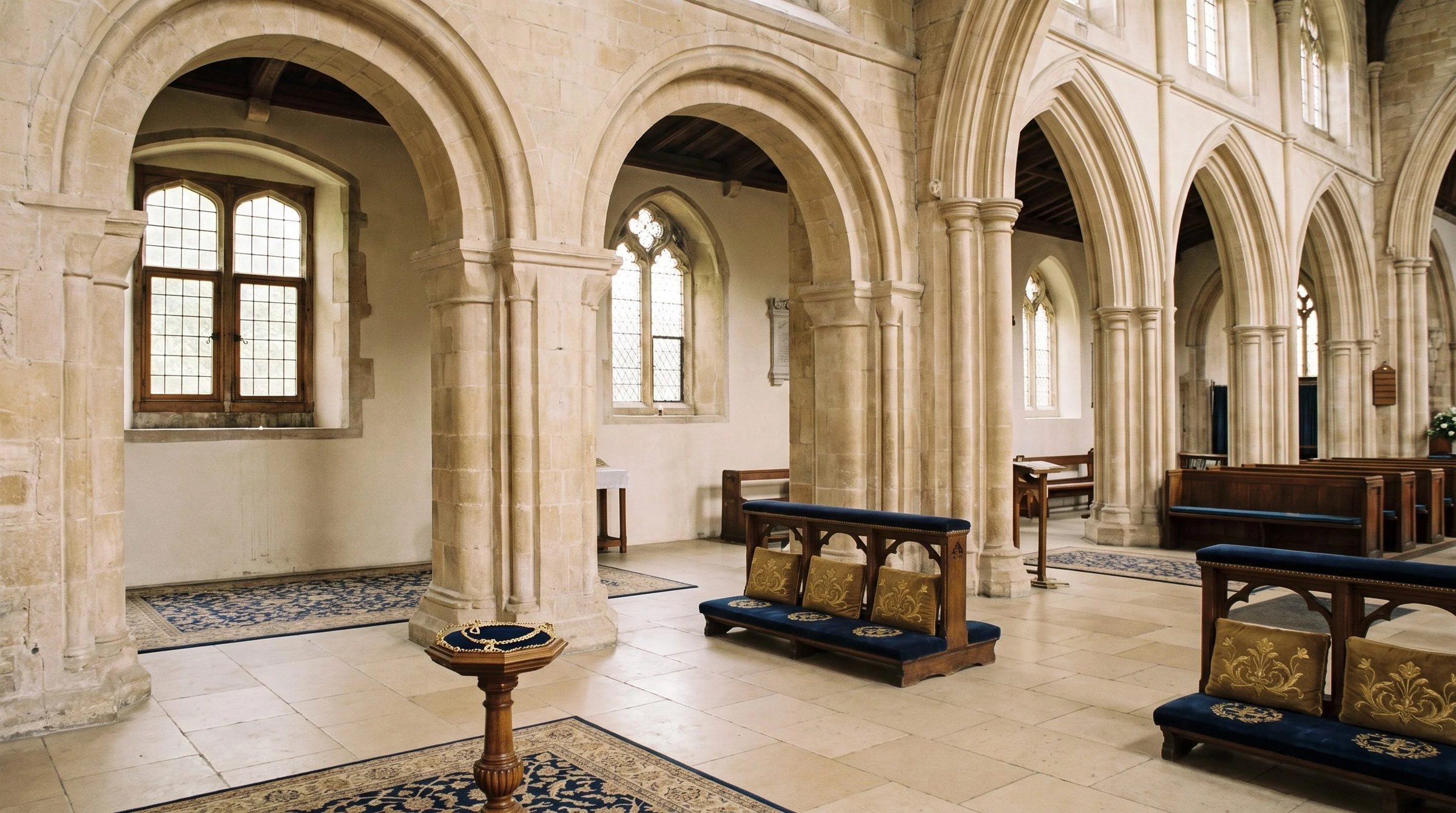 Nef d'une église romane avec voûte en berceau et arcs en plein cintre
