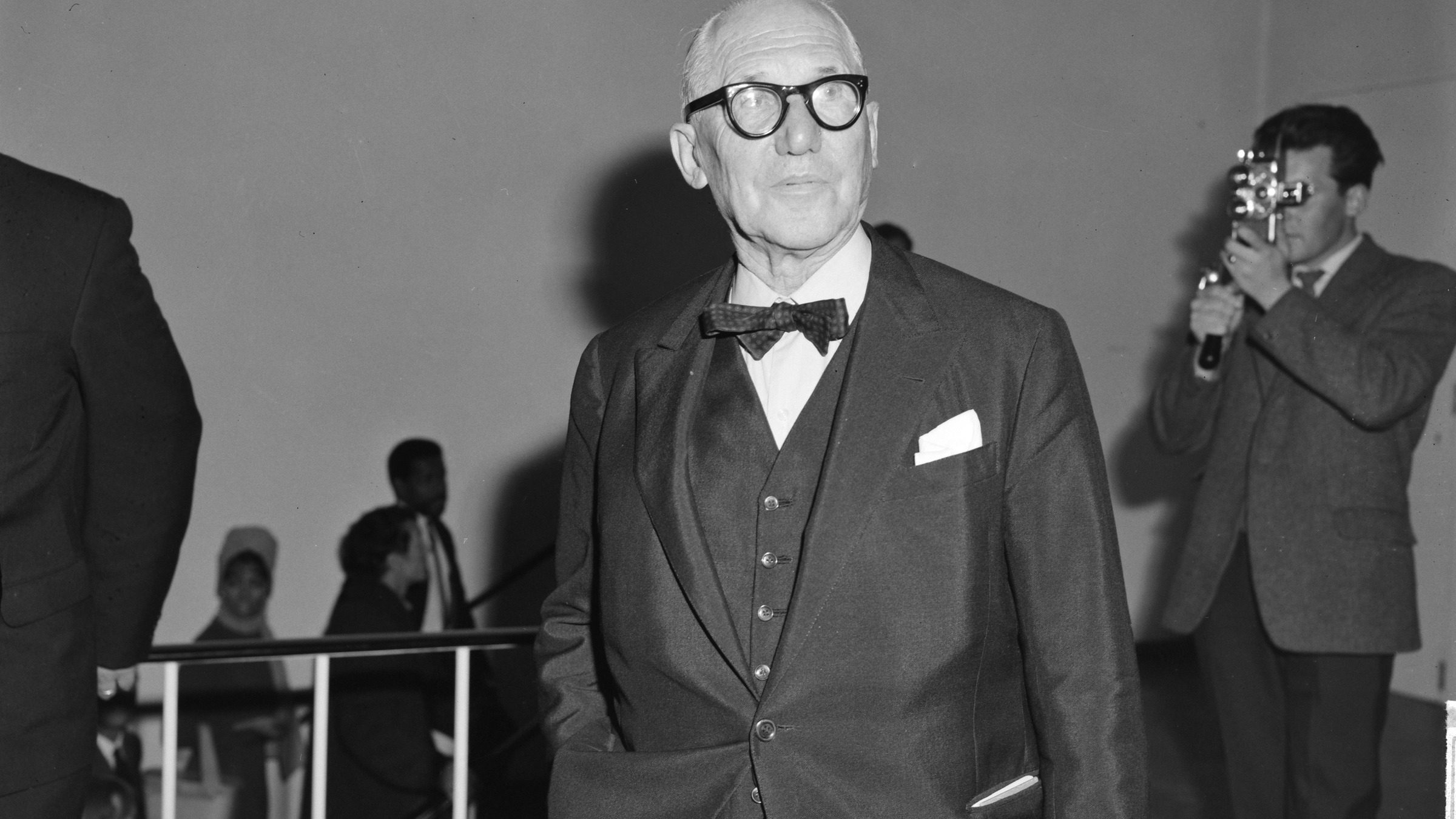 La Villa Savoye de Le Corbusier à Poissy, façade blanche sur pilotis et fenêtres en longueur